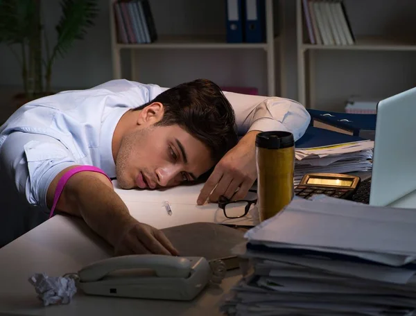 Empleado aliviar el estrés de las horas extras con drogas narcóticos — Foto de Stock