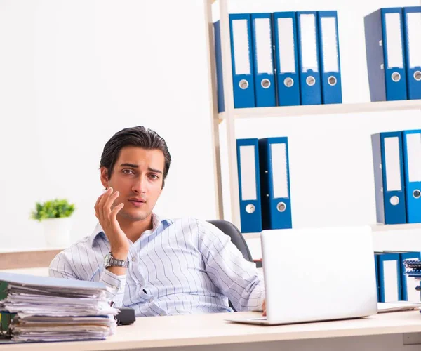 Junge Mitarbeiterin sitzt im Büro — Stockfoto