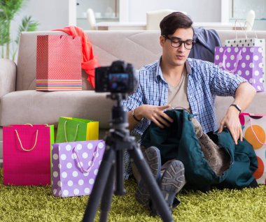 Vlog için erkek moda blogcusu kayıt videosu