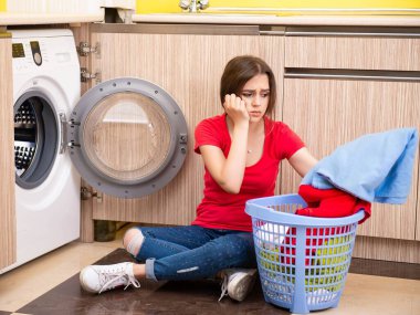 Evde çamaşır yıkayan bir kadın.