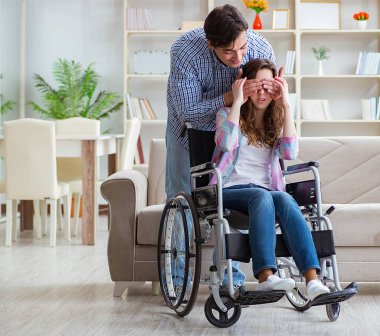 Genç bir aile birbirine göz kulak oluyor.