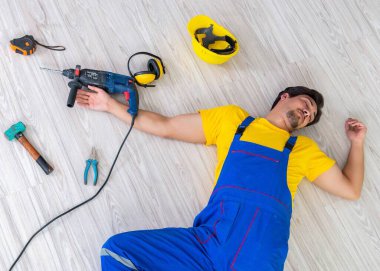 İş yerinde yaralı bir işçi var.