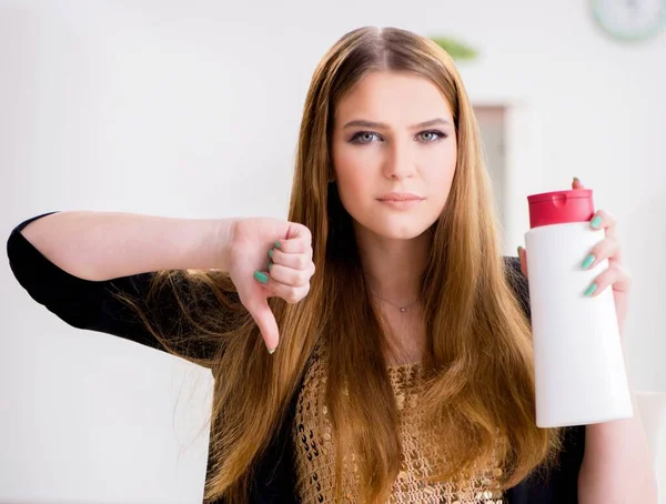 メークアップコンセプトのクリームのボトルを持つ女性 — ストック写真