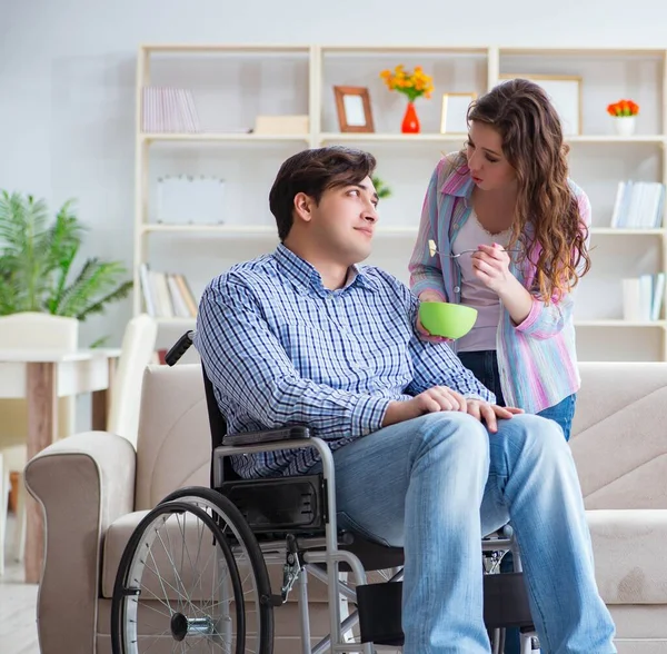 Jonge familie die voor elkaar zorgen — Stockfoto