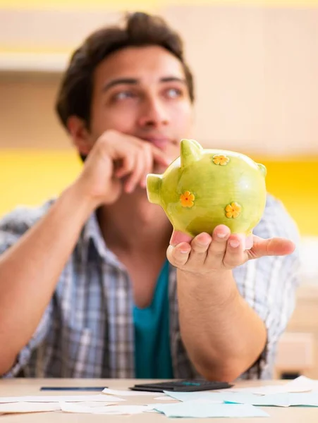 Junger Mann Ehemann in Haushaltskonzept — Stockfoto