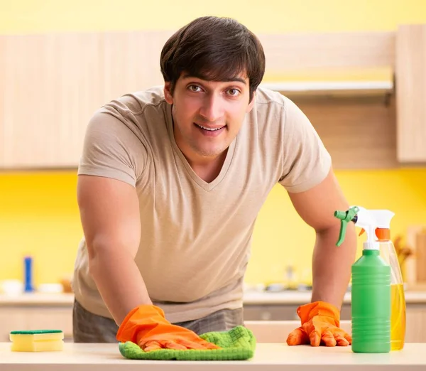 Hombre soltero limpieza cocina en casa — Foto de Stock