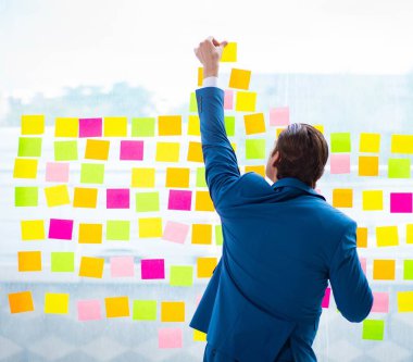 Çelişkili öncelikleri olan genç ve yakışıklı bir çalışan.