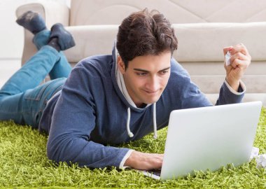 Evdeki başlangıç projesinde çalışan yakışıklı öğrenci