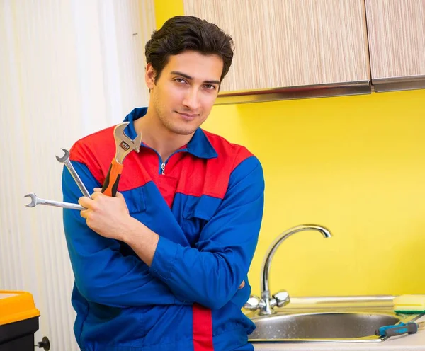 台所で配管修理タップ — ストック写真