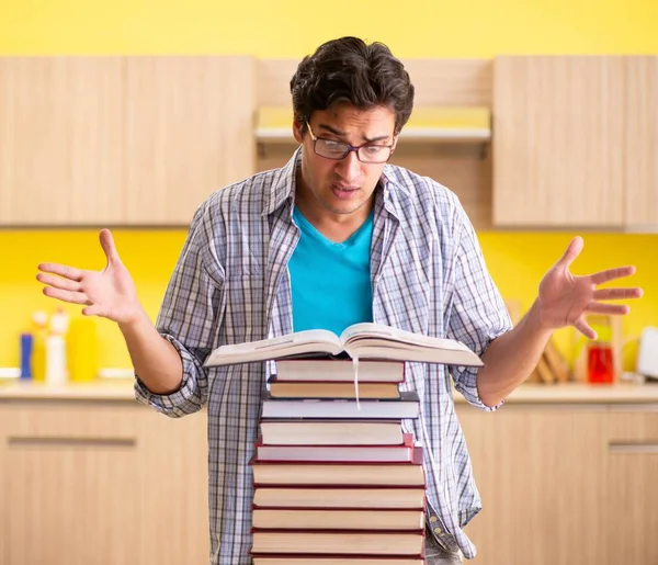 Studenten bereiden zich voor op examen zitten in de keuken — Stockfoto