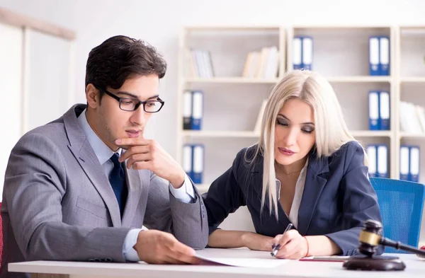 Advogado discutindo caso legal com o cliente — Fotografia de Stock