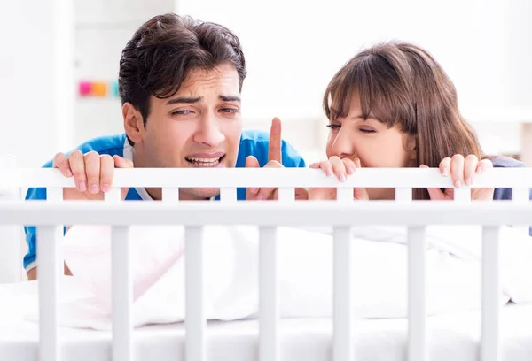 Ung familj frustrerad på barnet gråter — Stockfoto