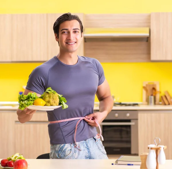 Jongeman in dieet en gezond eten concept — Stockfoto