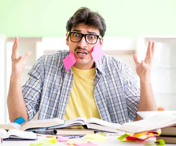 Student bereitet sich auf Uni-Prüfungen mit vielen Widersprüchen vor — Stockfoto