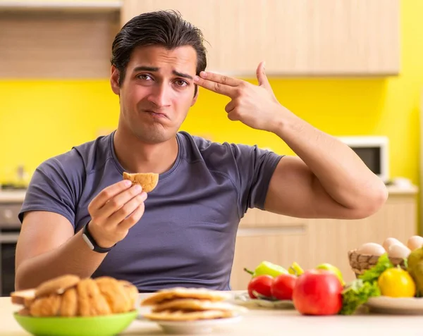 De mens heeft een moeilijke keuze tussen gezond en ongezond voedsel — Stockfoto