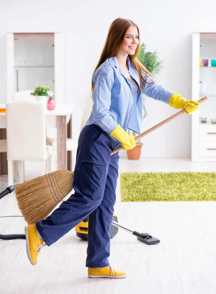 Giovane donna pulizia pavimento a casa facendo faccende domestiche — Foto Stock