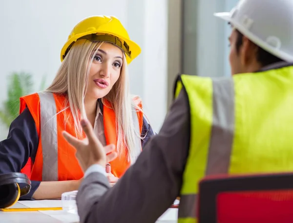 Trabalhadores da construção que discutem no escritório antes de começar — Fotografia de Stock