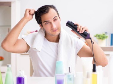 Tuvaletteki genç yakışıklı adam hijyen konseptinde.