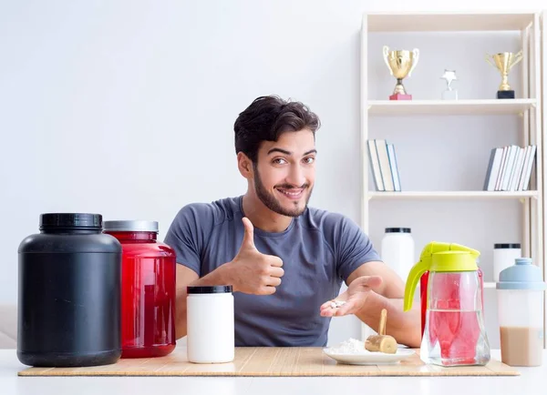 Atleet proeverij nieuwe proteïne supplementen voor betere spieren — Stockfoto