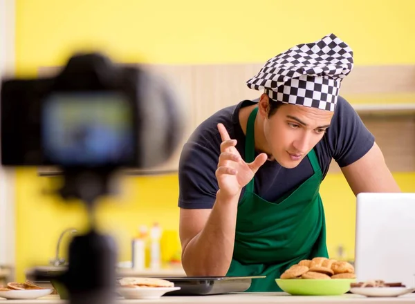 Young chef blogger explaining food preparation — Stock Photo, Image