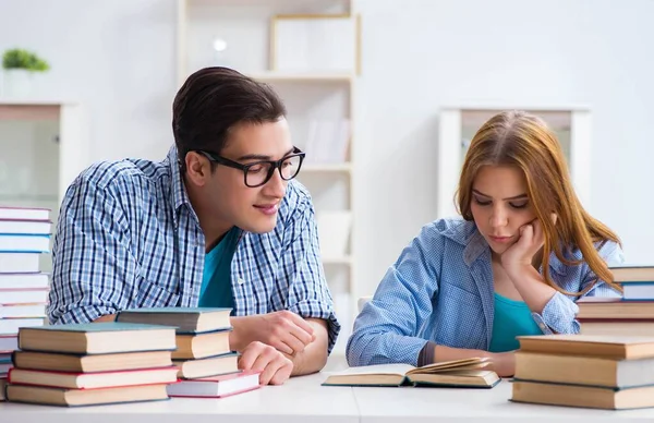 Par de estudantes que estudam para exames universitários — Fotografia de Stock