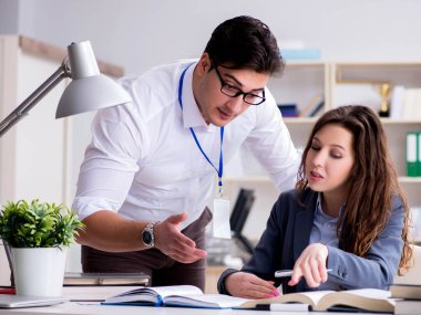 Öğretmen derste öğrenciye anlatıyor.