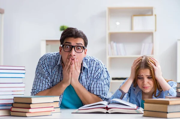 Par de estudantes que estudam para exames universitários — Fotografia de Stock