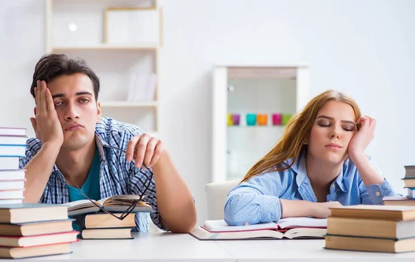 Par de estudantes que estudam para exames universitários — Fotografia de Stock