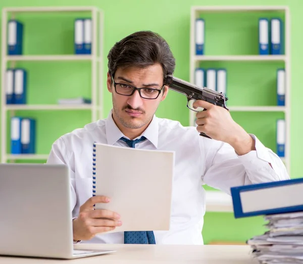 Verzweifelter Geschäftsmann denkt im Büro an Selbstmord — Stockfoto