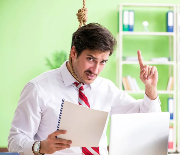 Fortvilet forretningsmann tenker på selvmord på kontoret – stockfoto