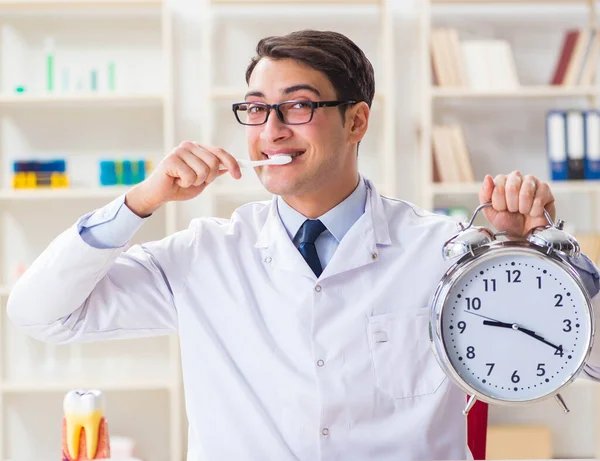 Joven dentista trabajando en el hospital de odontología — Foto de Stock