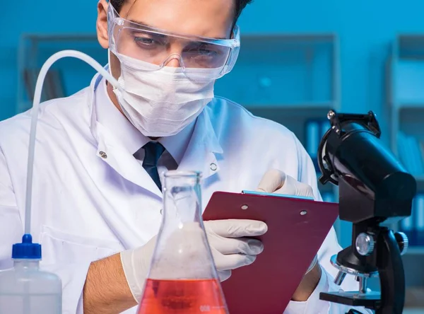 Assistente di chimica che lavora nel laboratorio chimico — Foto Stock