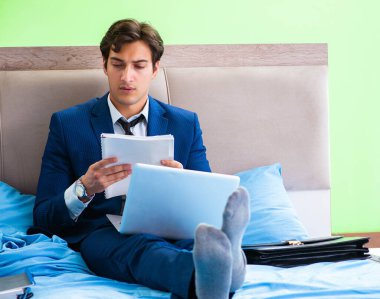 Otel odasında çalışan bir iş adamı.