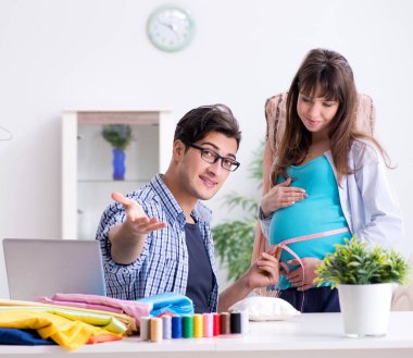 Hamile kadın yeni kıyafet için terziye gidiyor.