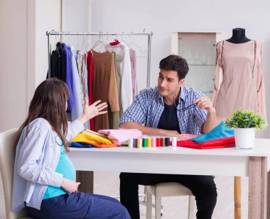 Hamile kadın yeni kıyafet için terziye gidiyor.