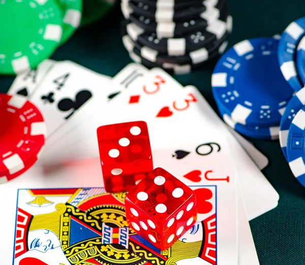 Чіпи і карти на столі казино — стокове фото