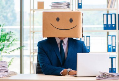 Kafası yerine kutusu olan mutlu bir adam.