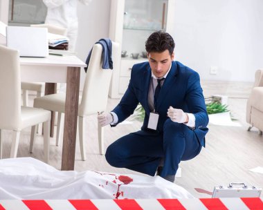 Adli tıp dedektifi suç mahallinde.