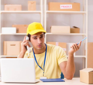 Kutu taşıma servisinde çalışan yakışıklı bir müteahhit.