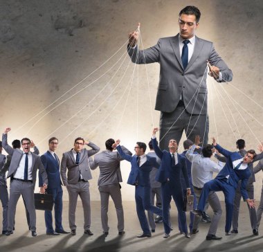 Patron çalışanı, çalışanlarını iş konseptinde manipüle ediyor.