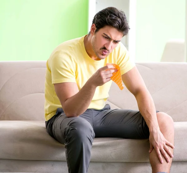 Hombre aplicando pimienta Capsicum yeso para aliviar el dolor — Foto de Stock