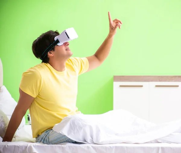 Jovem com óculos virtuais no quarto — Fotografia de Stock