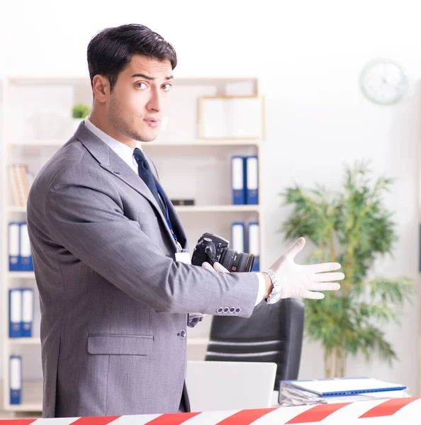 Forensics investigator at the scene of office crime — Stock Photo, Image