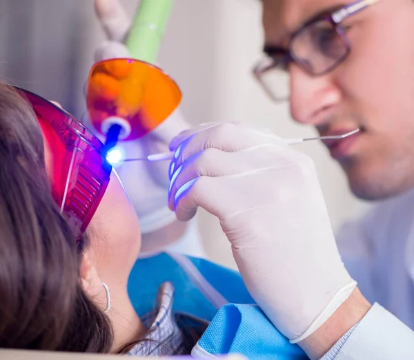 Düzenli kontrol ve dolum için dişçiye giden hasta — Stok fotoğraf