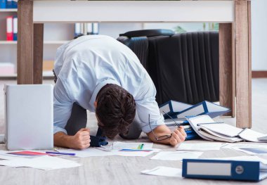 İflas etmiş işadamı ofis katında kızgın.