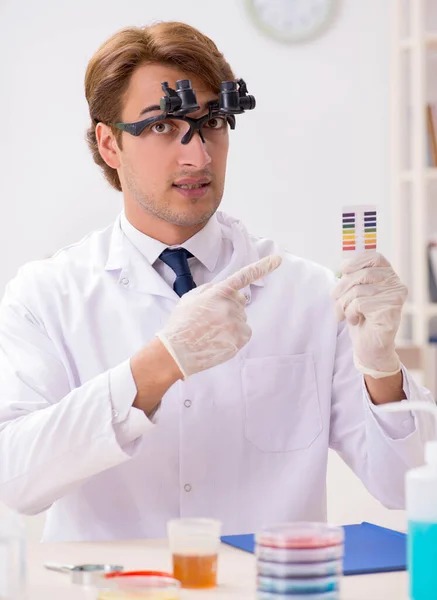 Chemiker im Labor bei der Überprüfung mit ph-Streifen — Stockfoto