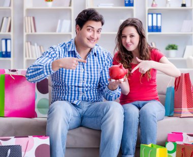 Alışveriş yaptıktan sonra genç çift.