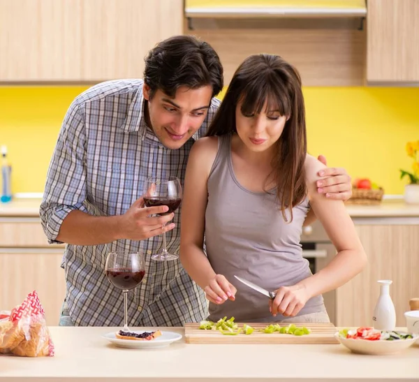 Pareja joven celebrando aniversario de boda en la cocina — Foto de Stock