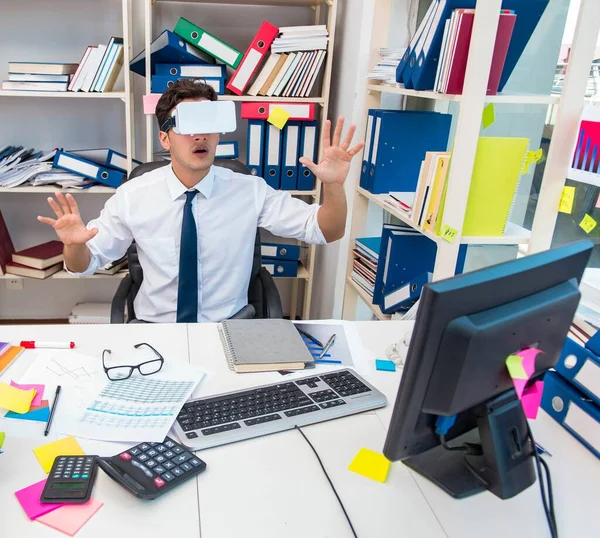 Empregado assistindo filme em óculos de realidade virtual vr — Fotografia de Stock