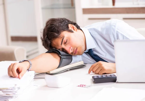 Homme stressé mesurant sa tension artérielle — Photo